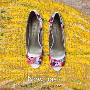 Beautiful Women’s Summer Sandals Size 7 M